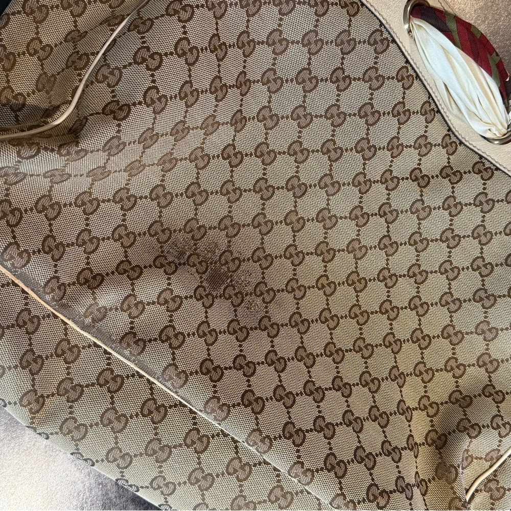 Gucci Beige/Off White GG Canvas Large Positano
Scarf Tote - Picture 5 of 10